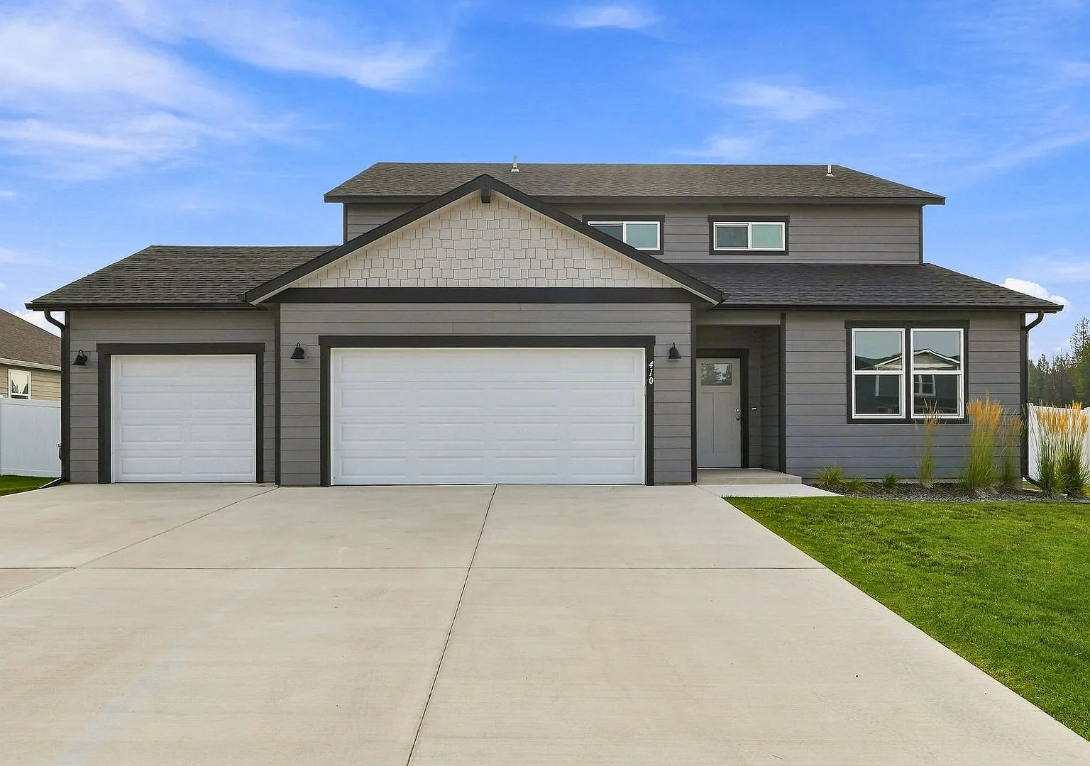 Spacious 5-Bedroom with Loft with 3-Car Garage — Photo 1