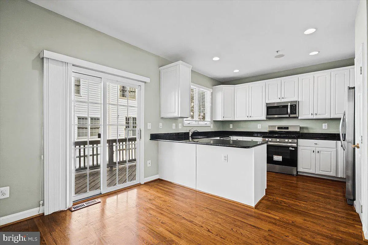 3 bed, 3.5 bath, 1940 sqft, $5,000 — Photo 2