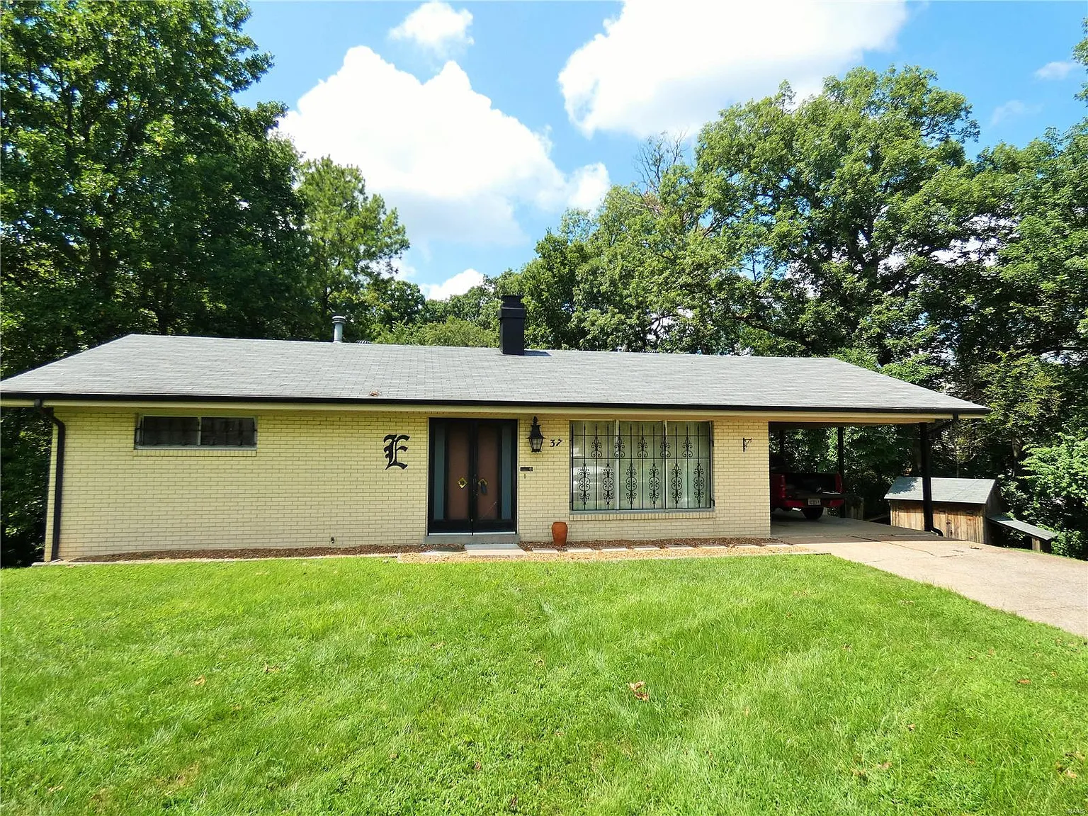 37 Huntington Dr photo 1