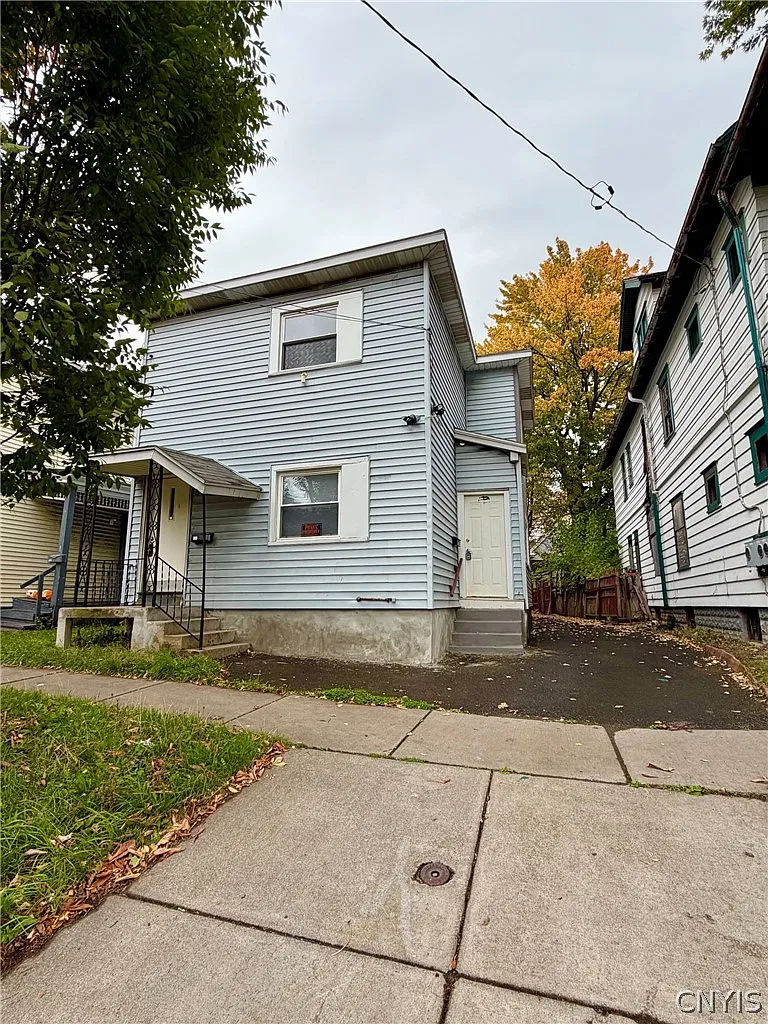 3 bed, 1.0 bath, 1274 sqft, $1,550 — Photo 2