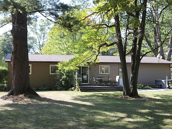 4th image of 842 Carlson Dr NW