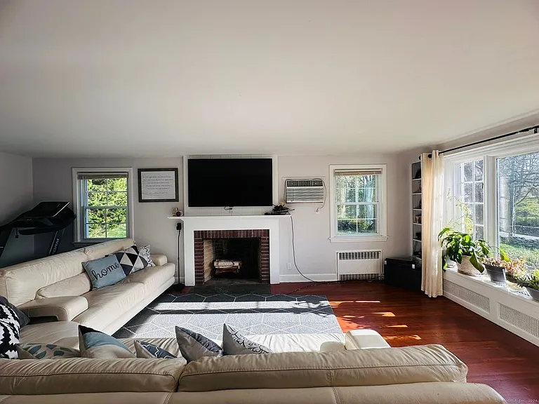 37 Weed St — Photo 8