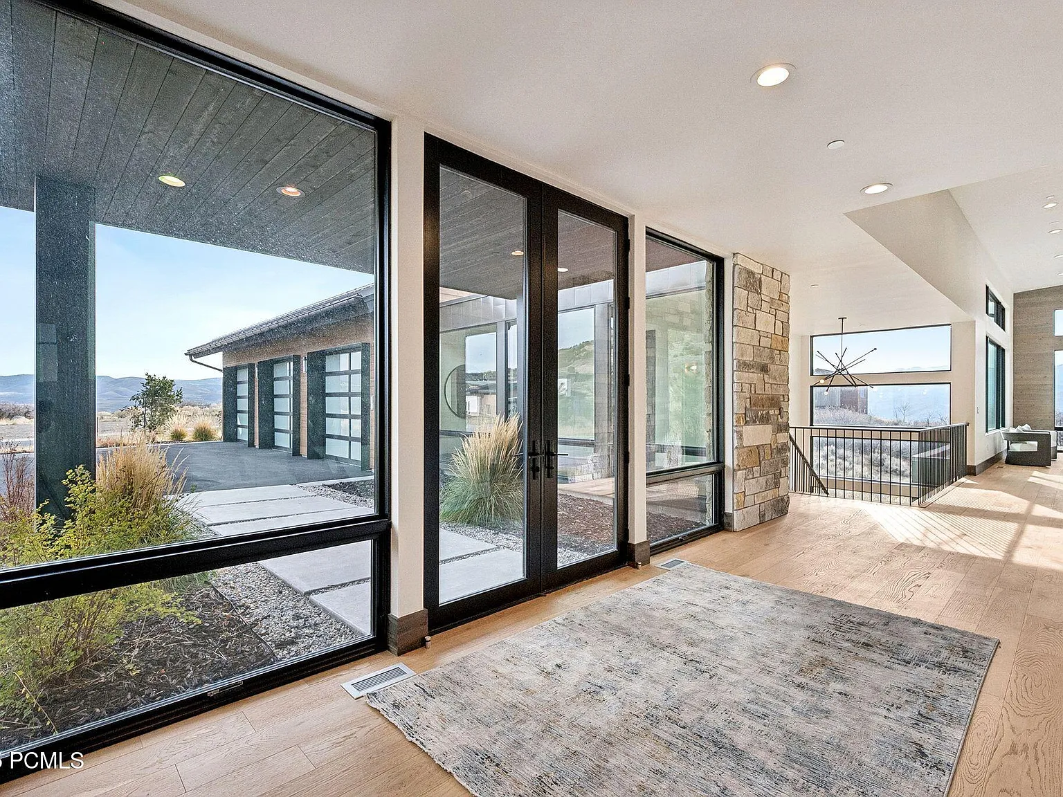 5 bed, 7.0 bath, 7637 sqft, $20,000 — Photo 4