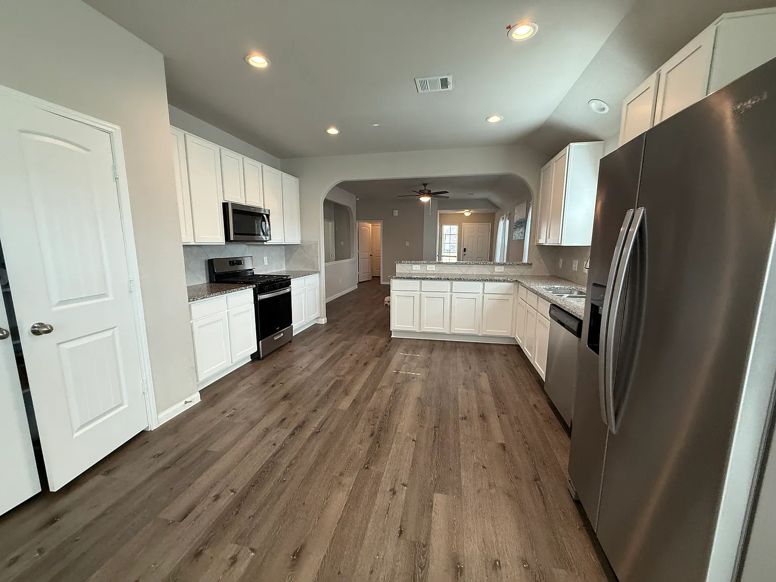 4 bed, 2300 sqft, $2,000 — Photo 4