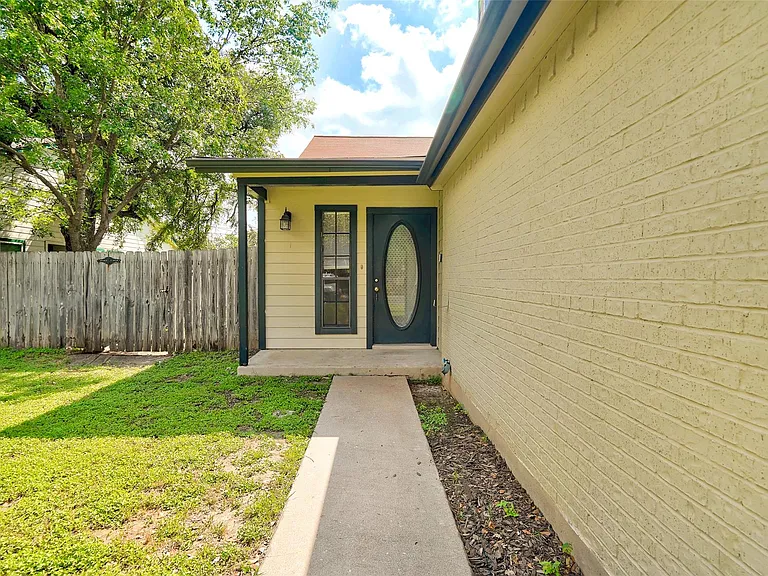 8704 Clearbrook Trl #A — Photo 3