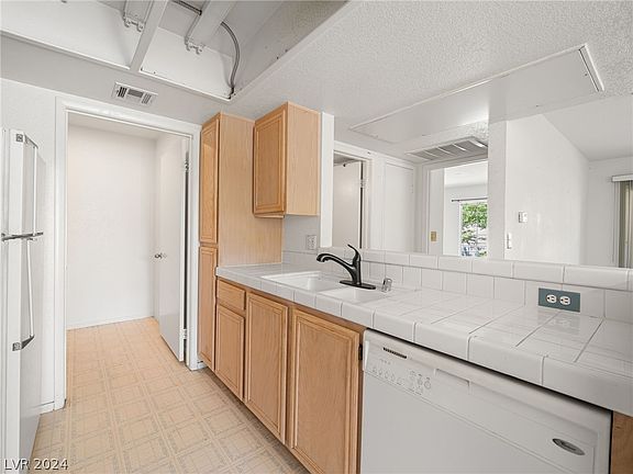 3rd image of 1900 Villa Palms Ct Unit 204