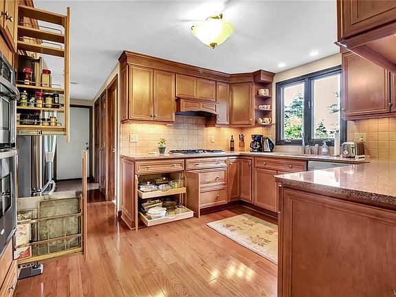 4th image of 20 Southwedge Dr