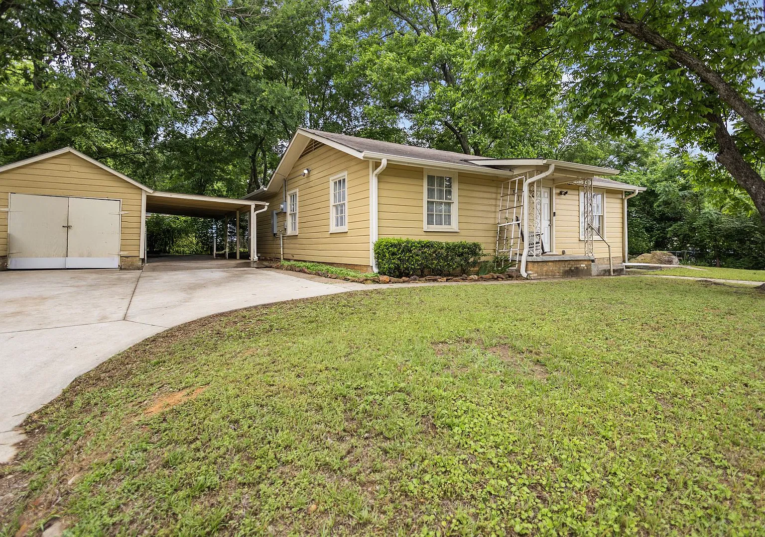 Charming 3 Bedroom, 1.5 Bath Cottage Near Hospitals and Tyler Jr College — Photo 2