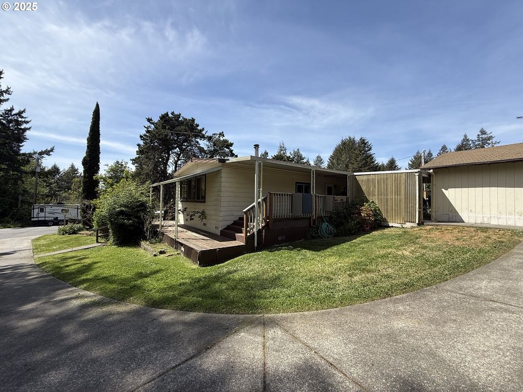 17813 Aqua Vista Ln, Brookings, OR - View 2