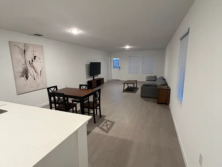 1523 Neria Loop — Photo 2