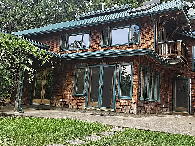 3 bed, 2400 sqft, $2,600 — Photo 1