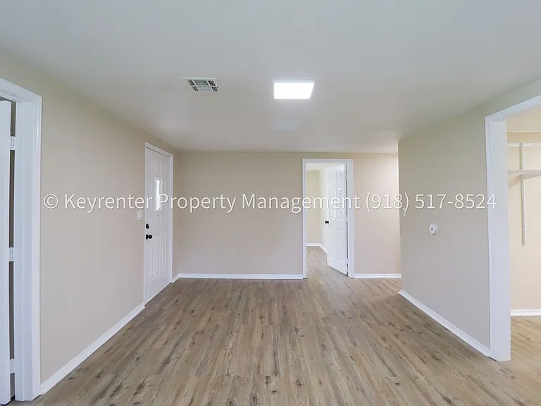 504 W Chestnut St — Photo 8