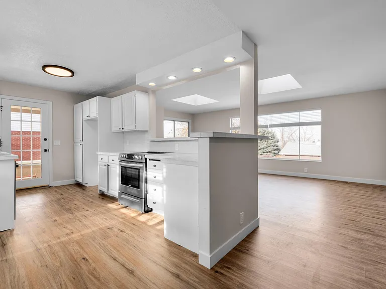 2177 E Castle Hill Ave — Photo 3