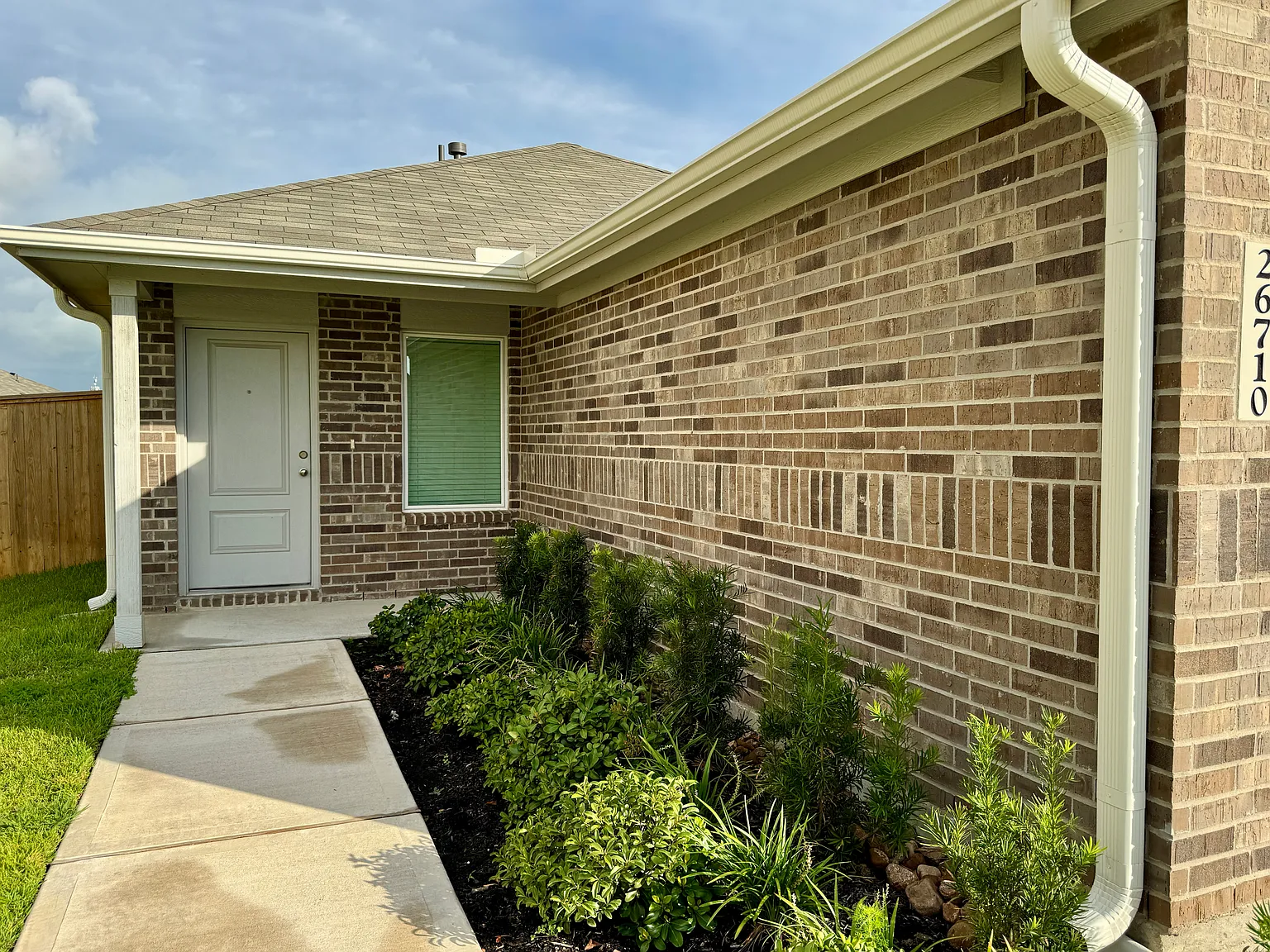 3 bed, 1311 sqft, $2,000 — Photo 2
