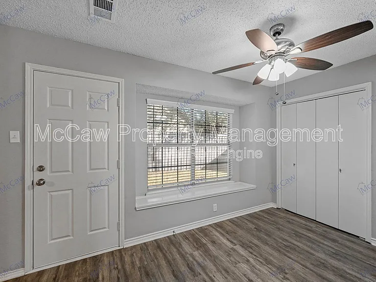 1371 Honeysuckle Ln — Photo 4