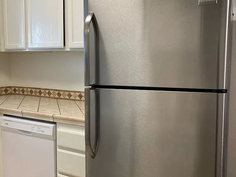 Farmdale Court Apartments — Photo 17