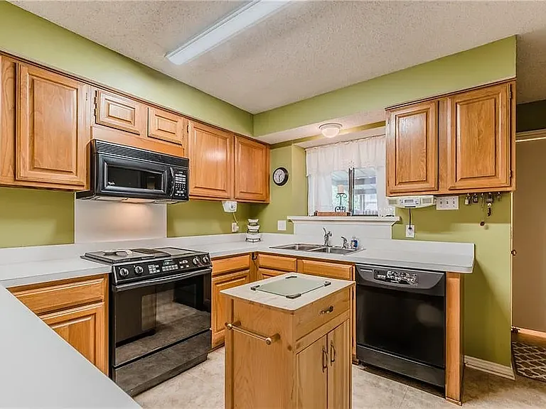 2407 Overland Ln — Photo 5