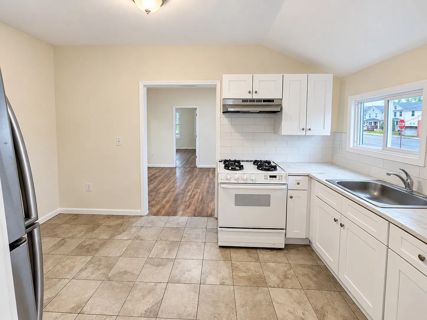3 bed, 944 sqft, $3,000 — Photo 4