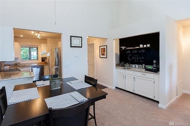 Dining area with wet bar