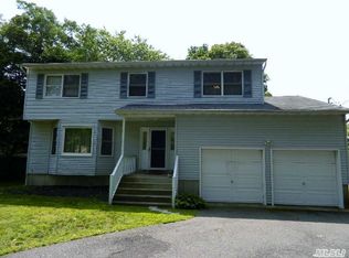 978 Karshick St, Bohemia, NY 11716