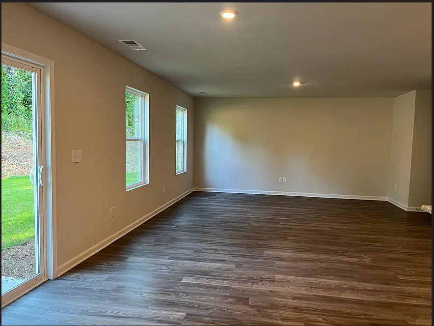 4 bed, 2.5 bath, 1962 sqft, $2,095 — Photo 4