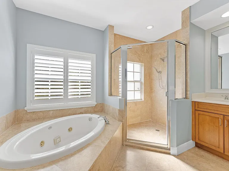604 NE Francesca Ln — Photo 21