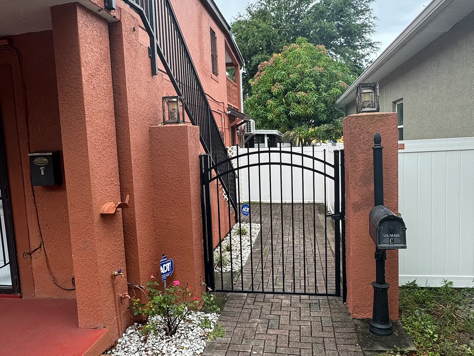 2 bed, 1100 sqft, $1,700 — Photo 2