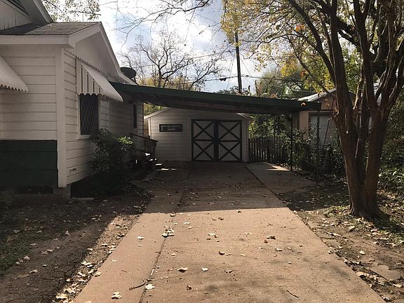 covered carport, driveway and garage