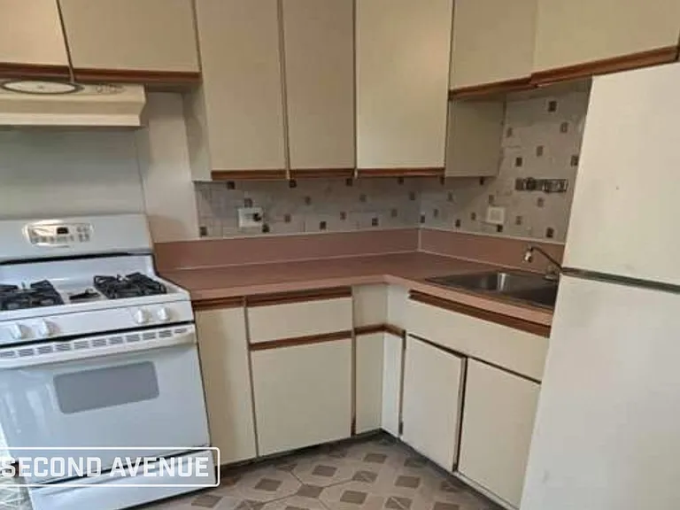 13131 S Rhodes Ave — Photo 1