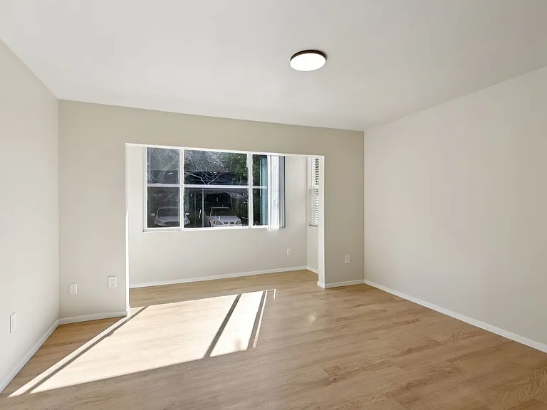 2490 Lancaster Dr — Photo 5