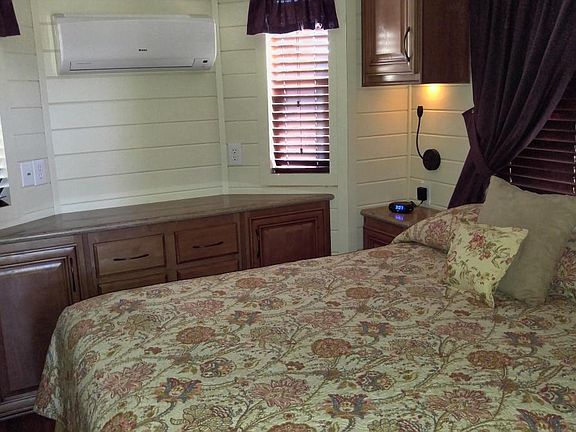 Bedroom with Queen Size Bed