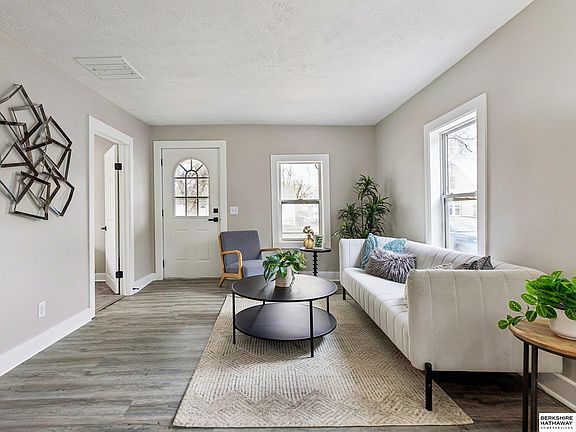 4th image of 92 S Clarkson St