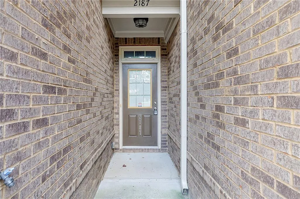 3 bed, 2.5 bath, 1728 sqft, $2,200 — Photo 2