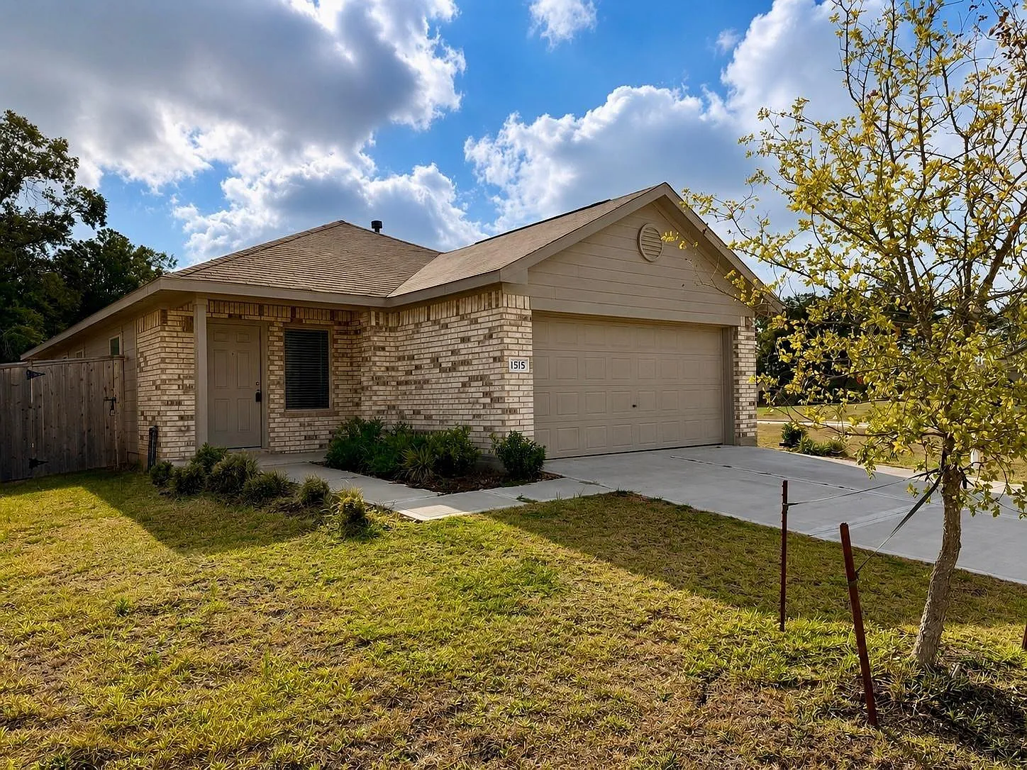 3 bed, 2.0 bath, 1350 sqft, $1,700 — Photo 2