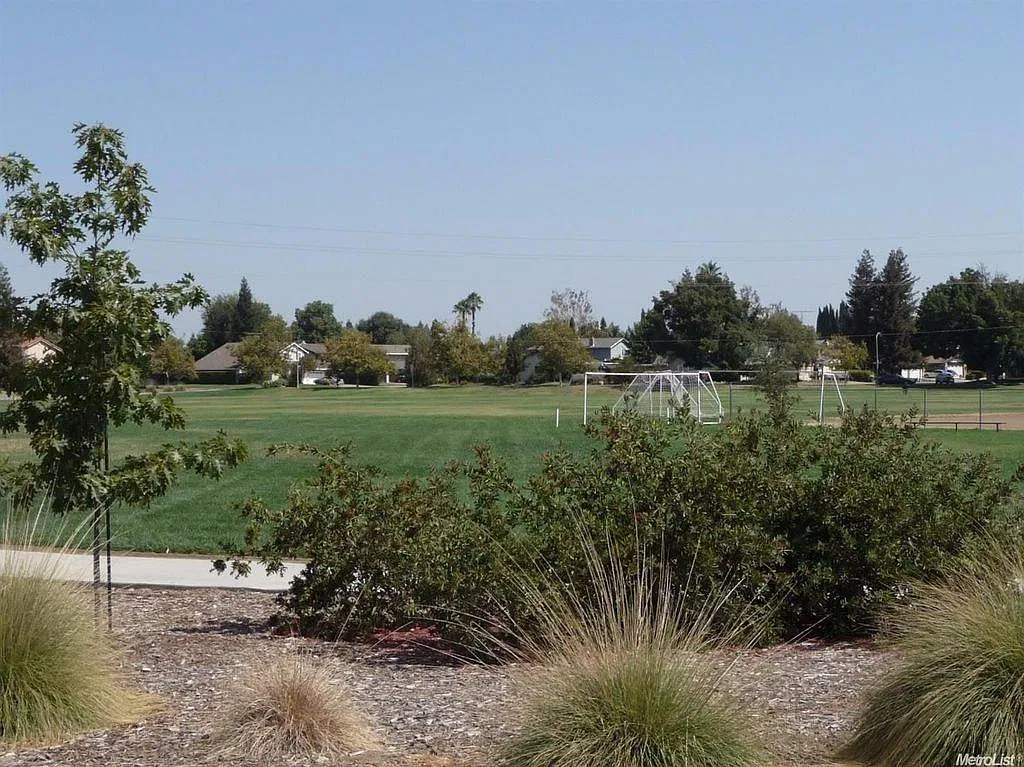 911 W El Dorado Drive — Photo 4