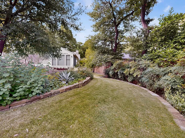 2323 Barberry Dr — Photo 41