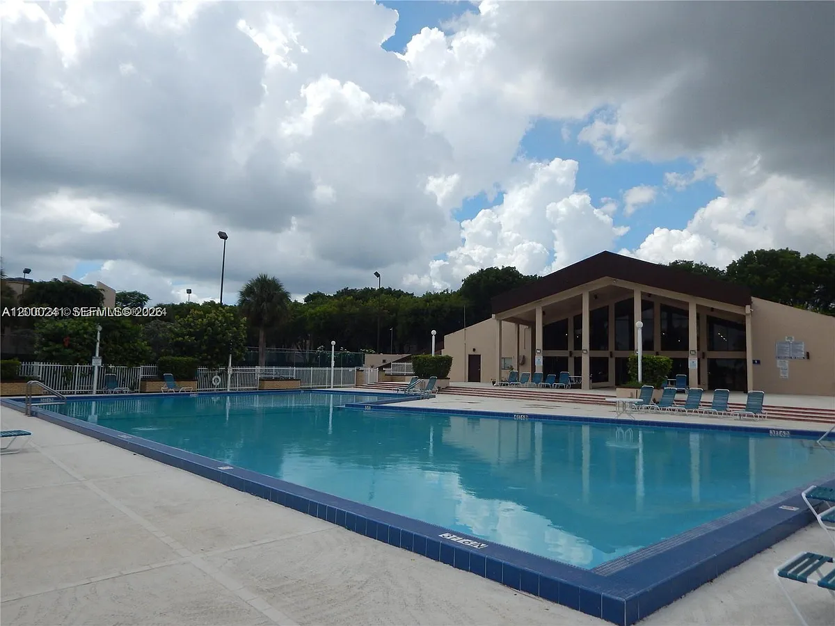 Building Photo - 14415 N Kendall Dr #312G