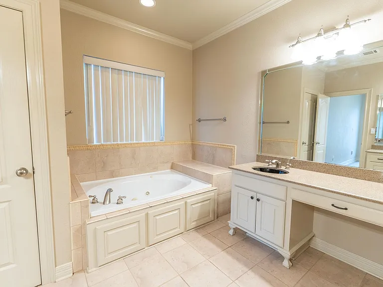 10011 Loveland Ct — Photo 9