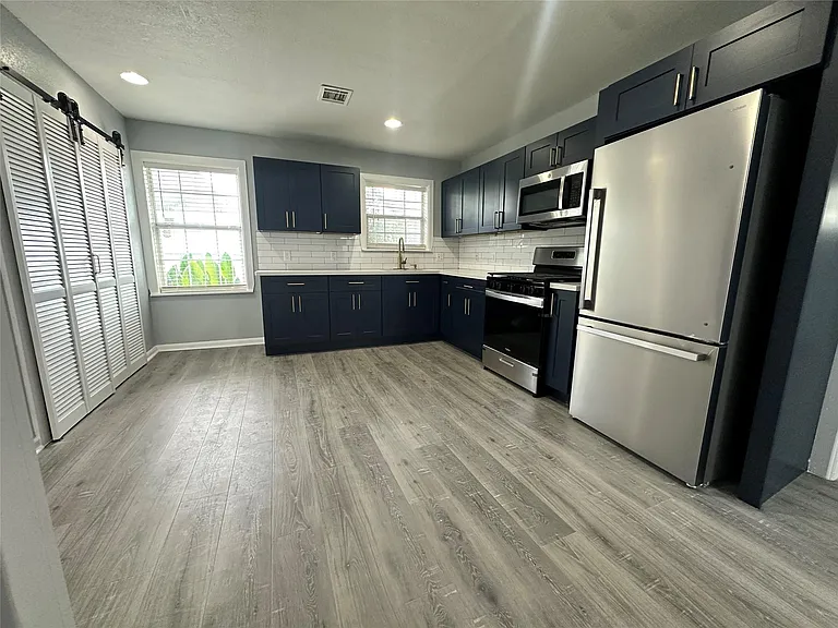 502 Avenue F — Photo 14