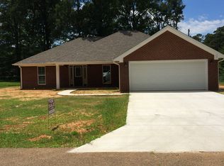 211 Winchester Dr, Amory, MS 38821