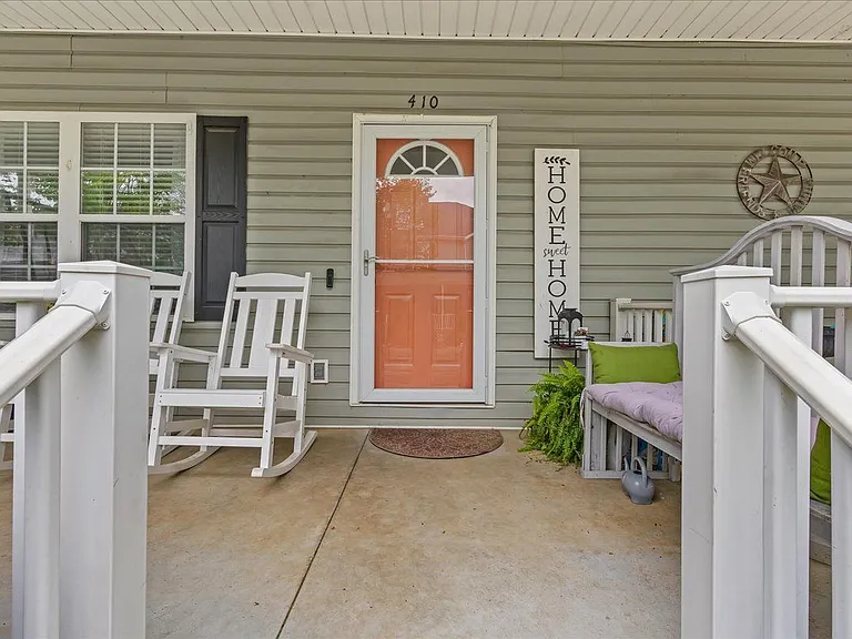 410 Ashbury Cir — Photo 2
