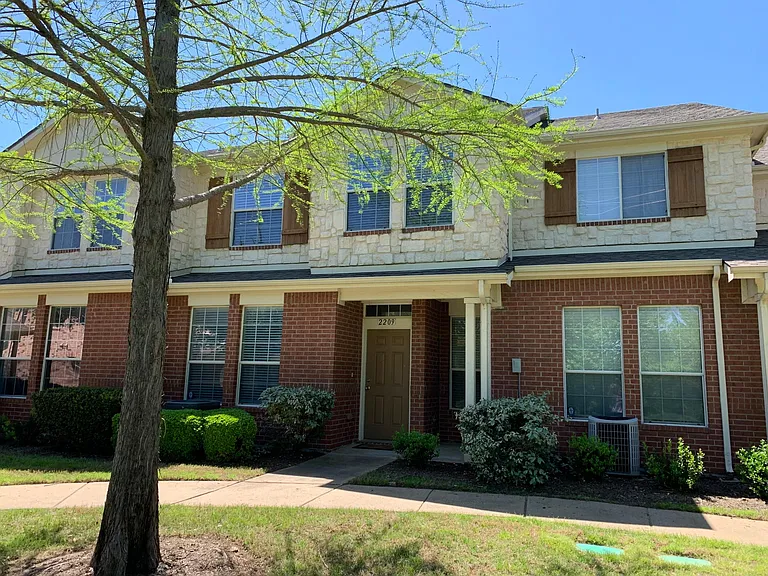 2209 Glacier Park Ln — Photo 1