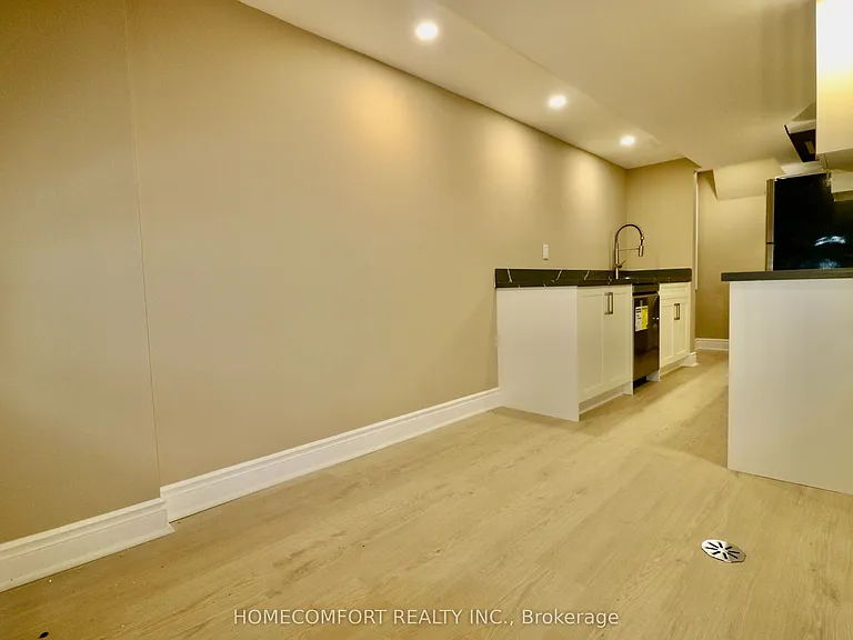 126 Gamble Glen Cres #LOWER — Photo 9