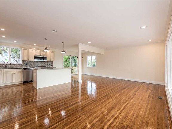 3rd image of 311 Franklin Blvd