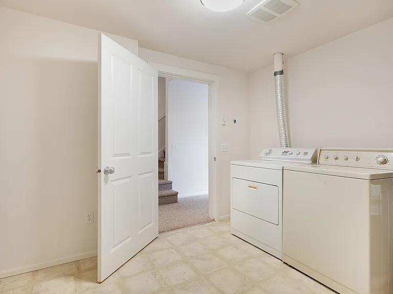 410 W Barrett St — Photo 6