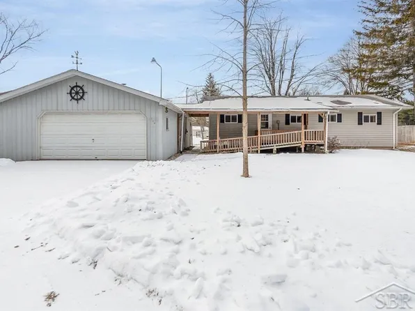 590 Paradise Dr, Beaverton, MI 48612