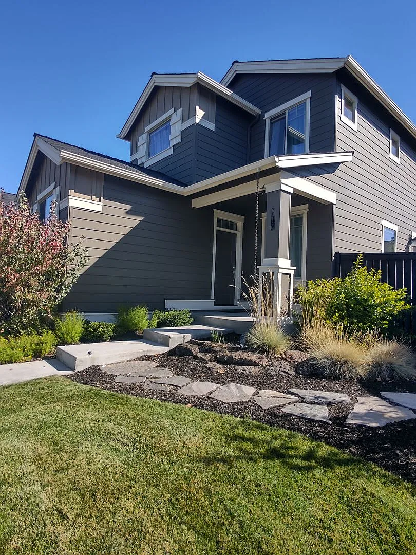Lava Ridge 3 Bedroom 2.5 bath home with a fenced yard and an office! — Photo 2