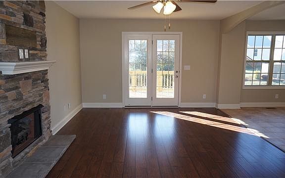 3rd image of 410 Leslie Wood Dr
