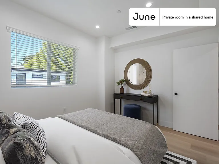 1321 N June St #C — Photo 1
