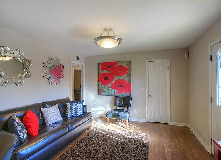 Wilshire Lofts and Townhomes — Photo 36